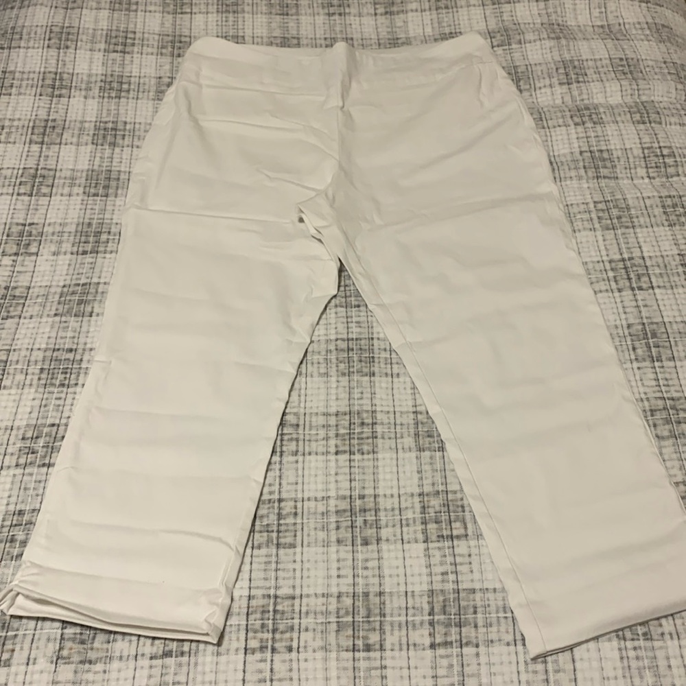 St. John’s bay size 14 white capri pants